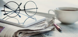 Journaux, lunette et tasse de café - la revue de presse de la formation professionnelle