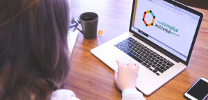 Femme consultant son CPA en ligne (Compte personnel d'activité)