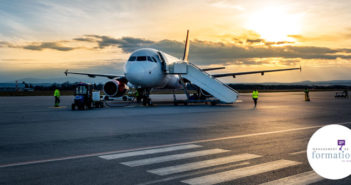 Avion bloqué sur la piste, pour illustrer le titre "les aides à la reconversion professionnelle ne décollent pas" - RHEXIS