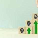 Cubes empilés pour illustrer la montée en compétences et la reconversion par la formation professionnelle